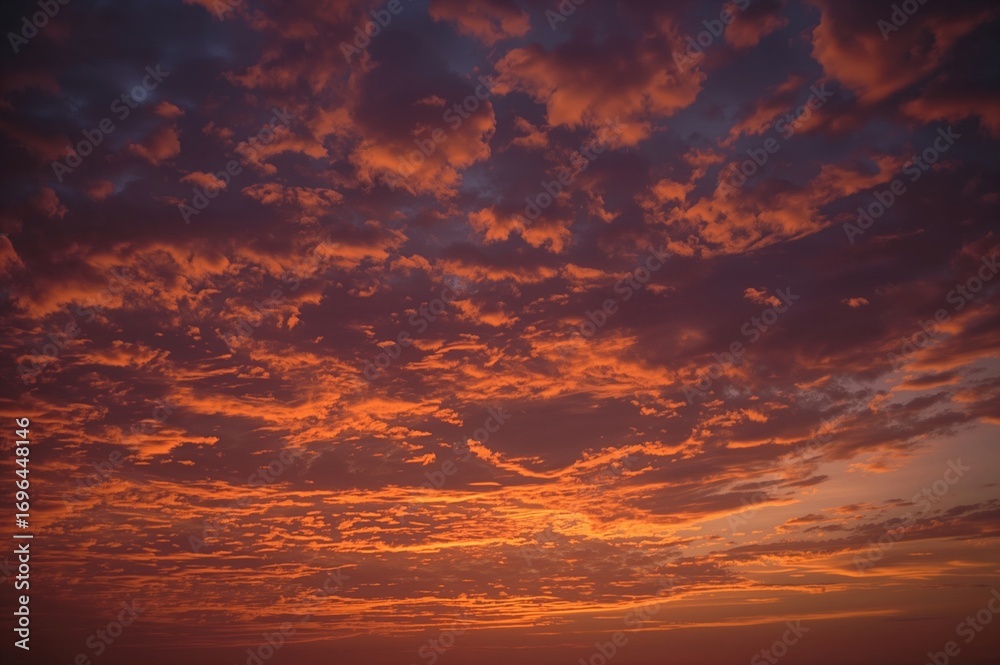 Fototapeta premium Vibrant evening sky filled with clouds