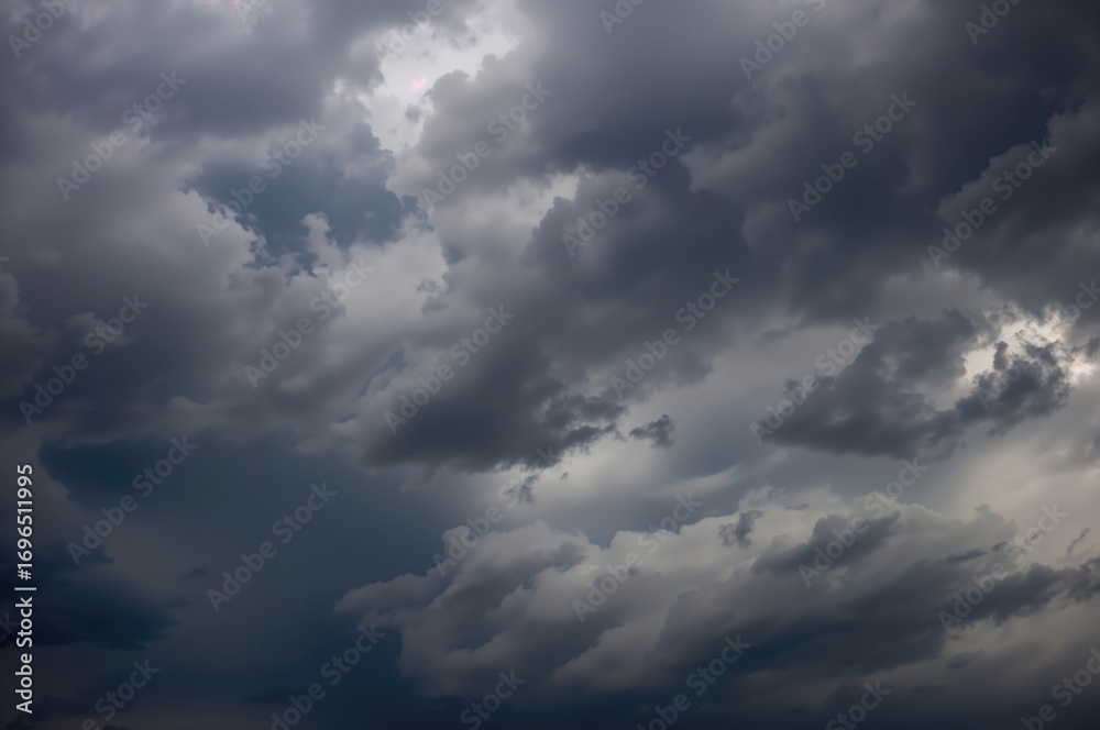 Obraz premium Dark clouds gathering ahead of a storm