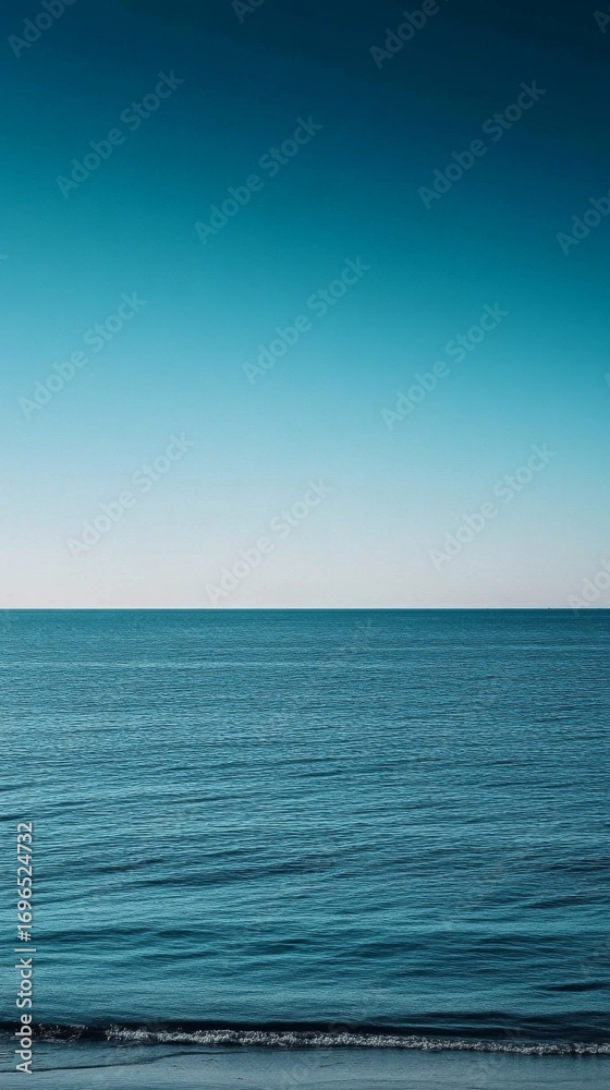 Obraz premium Calm Ocean Horizon with Gradient Sky