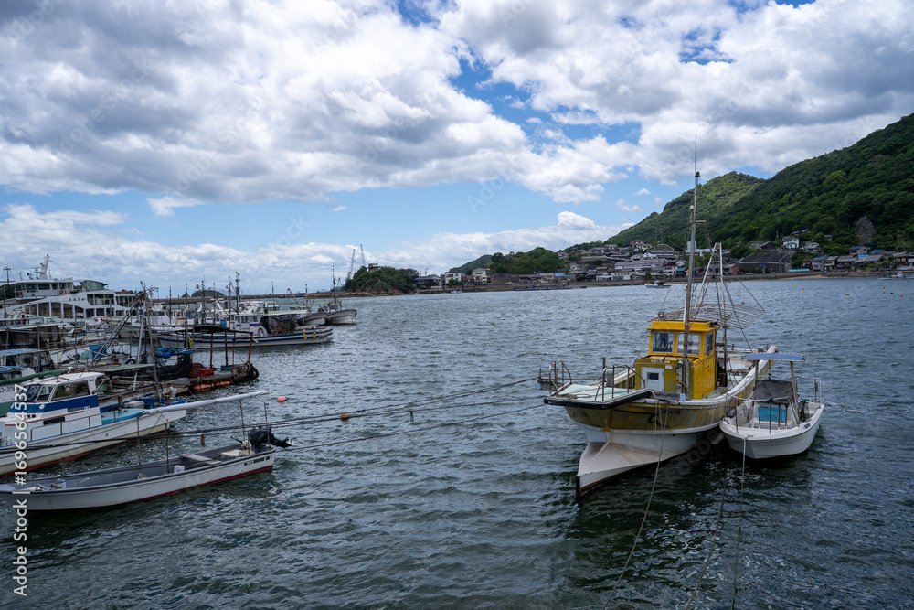 Fototapeta premium 潮待ちの港、福山鞆の浦の現代の風景