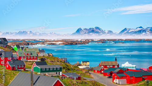 Fotografi Picturesque village on coast of Greenland - Colorful houses in Tasiilaq, East Gr
