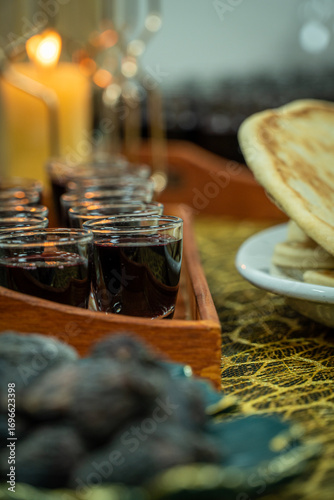 Pan, vino y dátiles