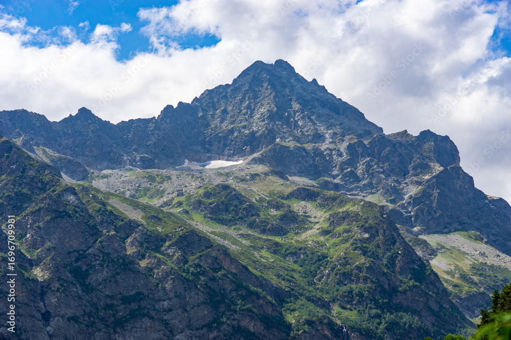 Fototapeta premium Majestic mountain peak dominating the Georgian landscape under a cloudy sky