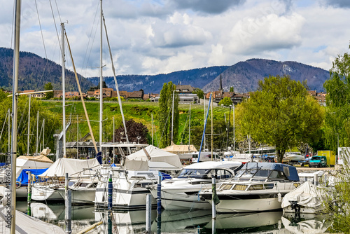 Cortaillod, Petit-Cortaillod, Neuenburgersee, Hafen, Boote, Seeufer, Uferweg, Naturschutz, Weinberge, Weindorf, Wassersport, Strand, Schilf, Neuenburg, Frühling, Schweiz