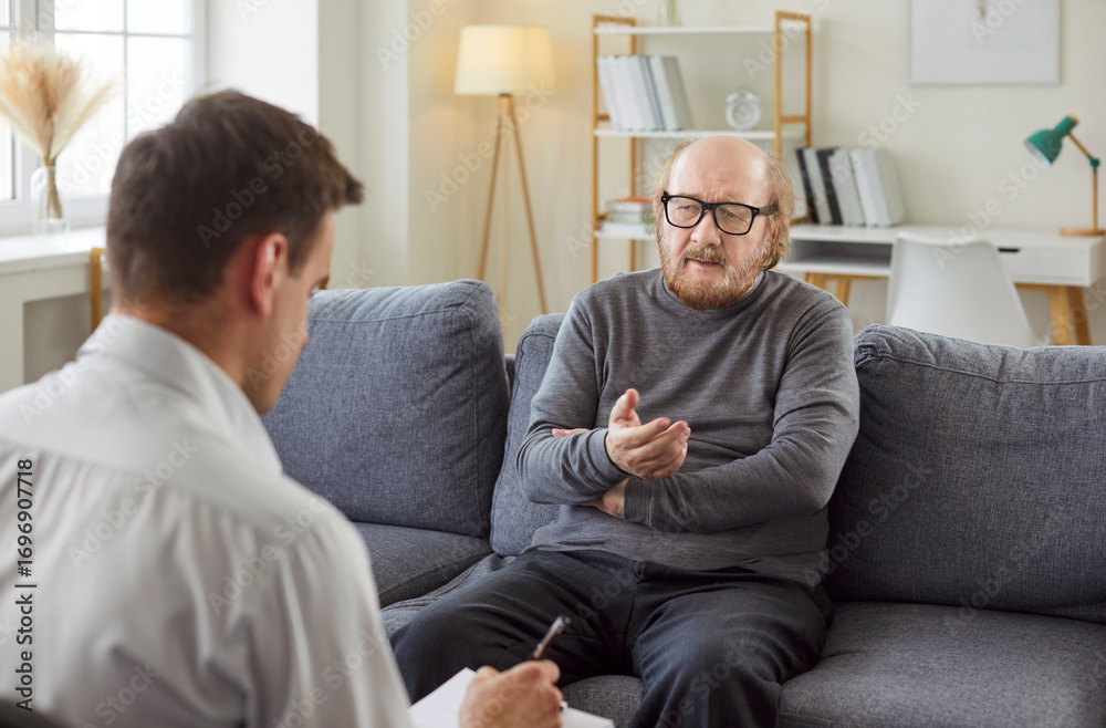 Obraz premium Elderly patient undergoes therapy session with psychologist, engaging in conversation about sadness or depression, focusing on consulting assistance with a sense of emotional care.