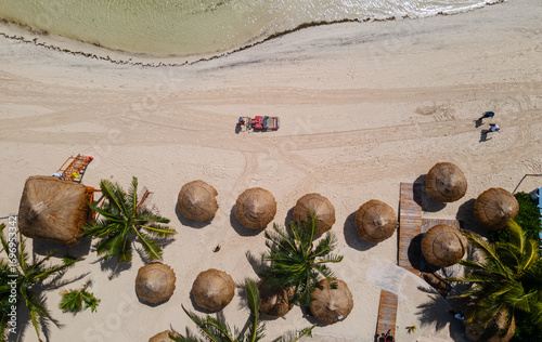 VISTA AEREA DE PALAPAS EN PLAYAS DE CANCUN QUINTANA ROO MEXICO