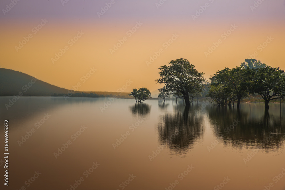 Obraz premium sunset over the lake