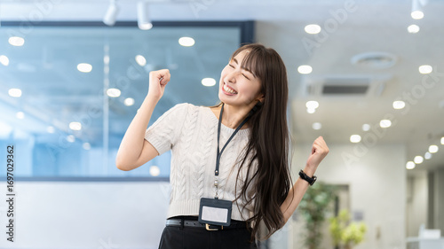 Tableau sur toile ガッツポーズで喜ぶ女性・ビジネスウーマン