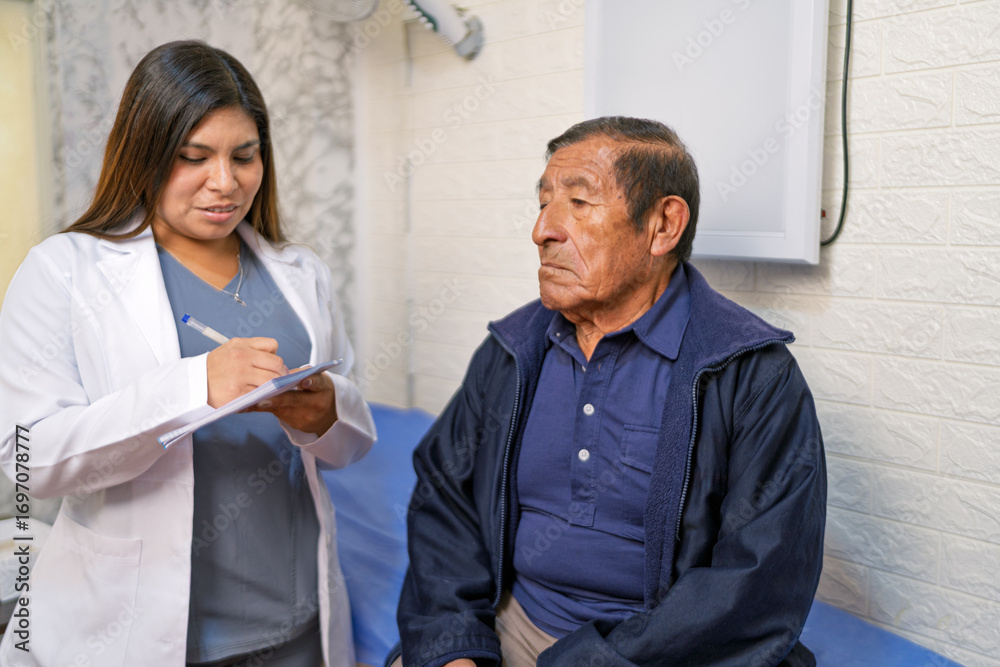 Obraz premium Female doctor taking notes while examining senior patient in clinic