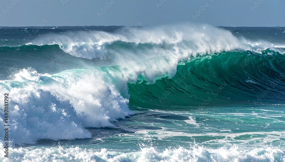 Obraz premium Powerful ocean waves crashing