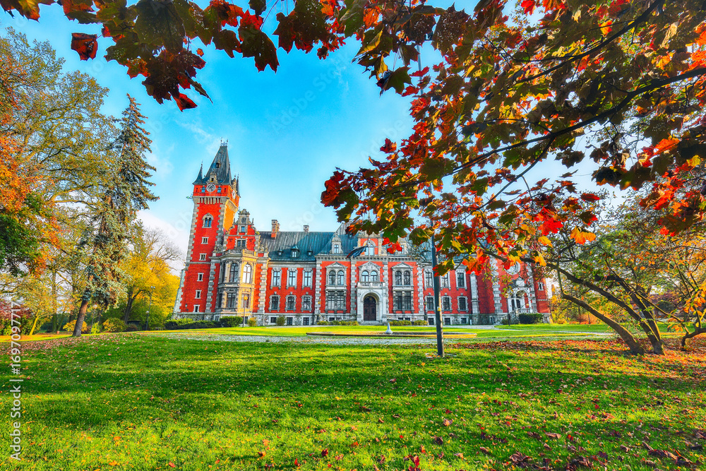 Obraz premium Amazing autumn landscape with Plawniowice palace.