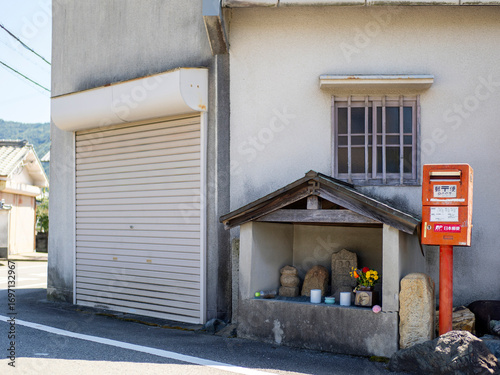 街角に祀られた地蔵尊と古い郵便ポスト