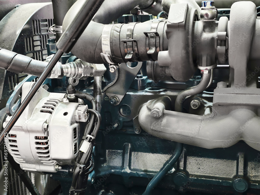 Obraz premium Engine components showcasing intricate details and structure captured in a workshop setting during daylight hours