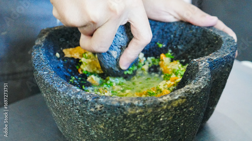 Salsa mexicana preparada en molcajete de piedra