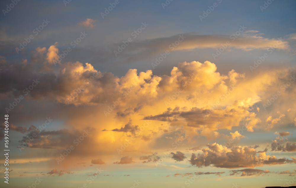 Naklejka premium Artistic cloud formation at sunset in Wyoming