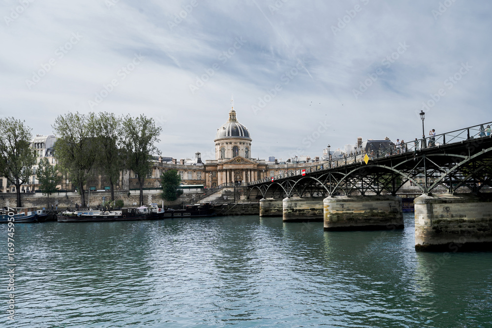 Naklejka premium Vista desde el bote en el río Cena en Paris Francia.