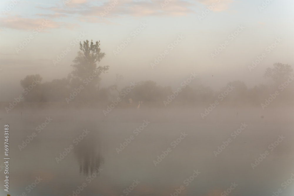 Fototapeta premium Mglisty poranek nad wodą jesienią.