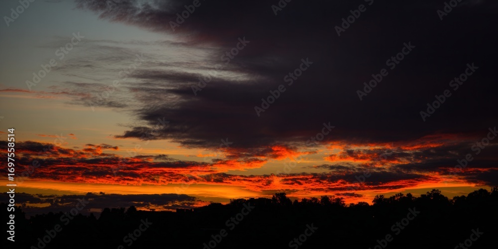 Fototapeta premium A vibrant sunset creates a stunning display of colors across the evening sky.