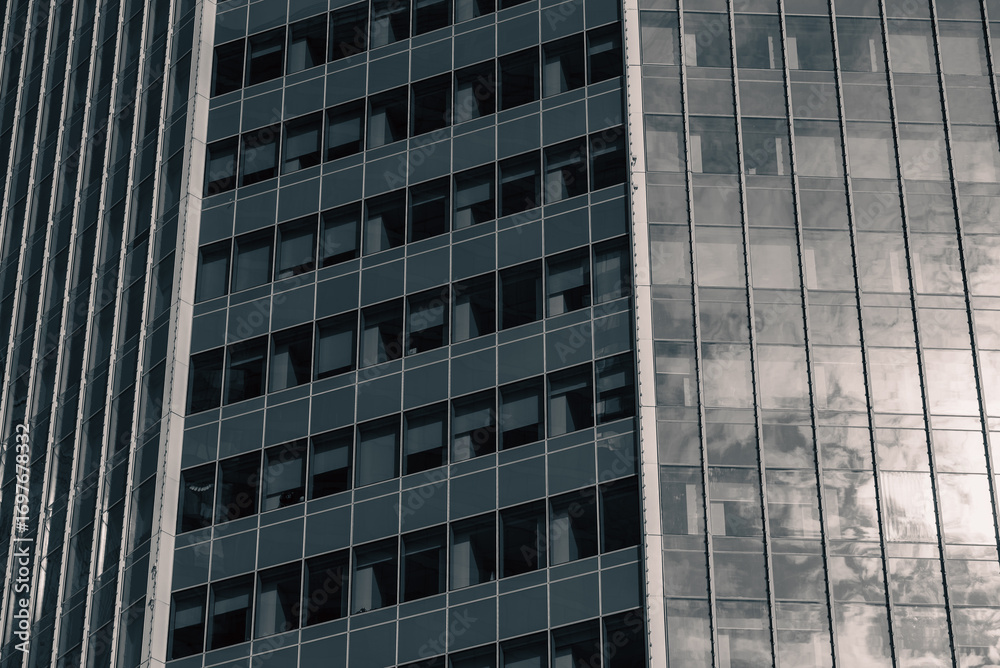 Obraz premium walls and empty windows of a modern building on a big city street without people