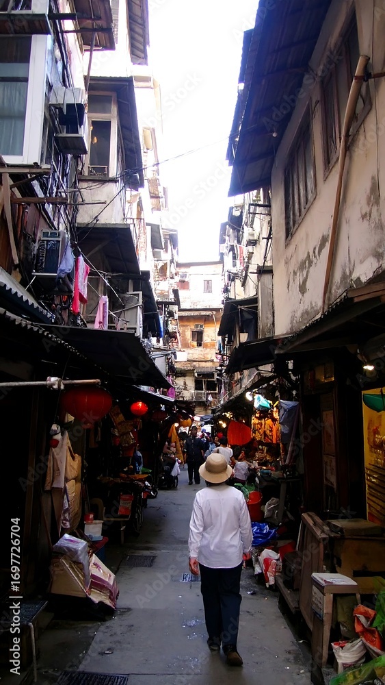 Obraz premium Narrow alleyway in a bustling Asian city