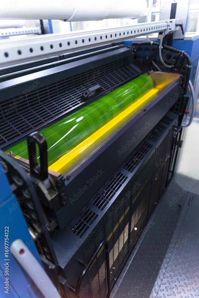 Obraz premium オフセット印刷機のインキ供給部のクローズアップ