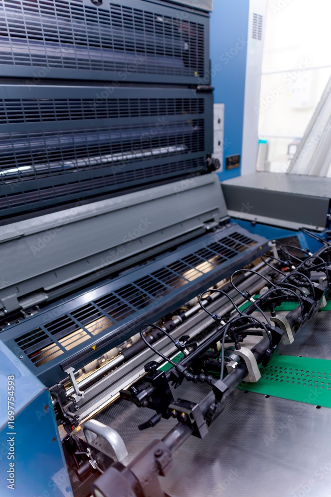 Obraz premium オフセット印刷機の給紙部のクローズアップ