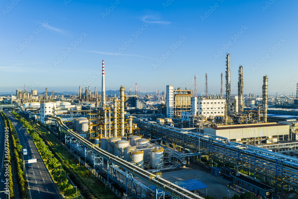 Obraz premium Aerial view of a large oil refinery and petrochemical plant with complex equipment in industrial zone