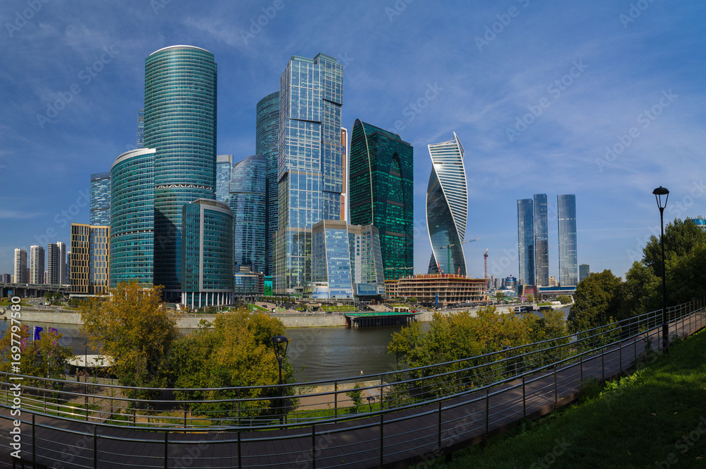 Obraz premium High-rise buildings and skyscrapers on a sunny summer day.