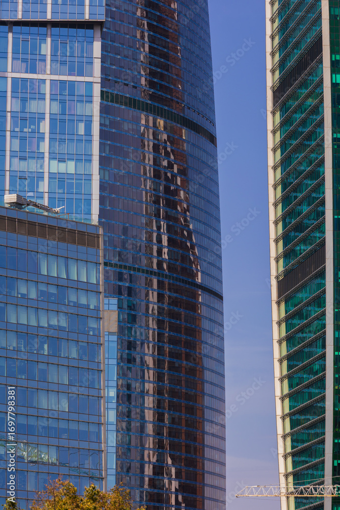 Obraz premium High-rise buildings and skyscrapers on a sunny summer day.