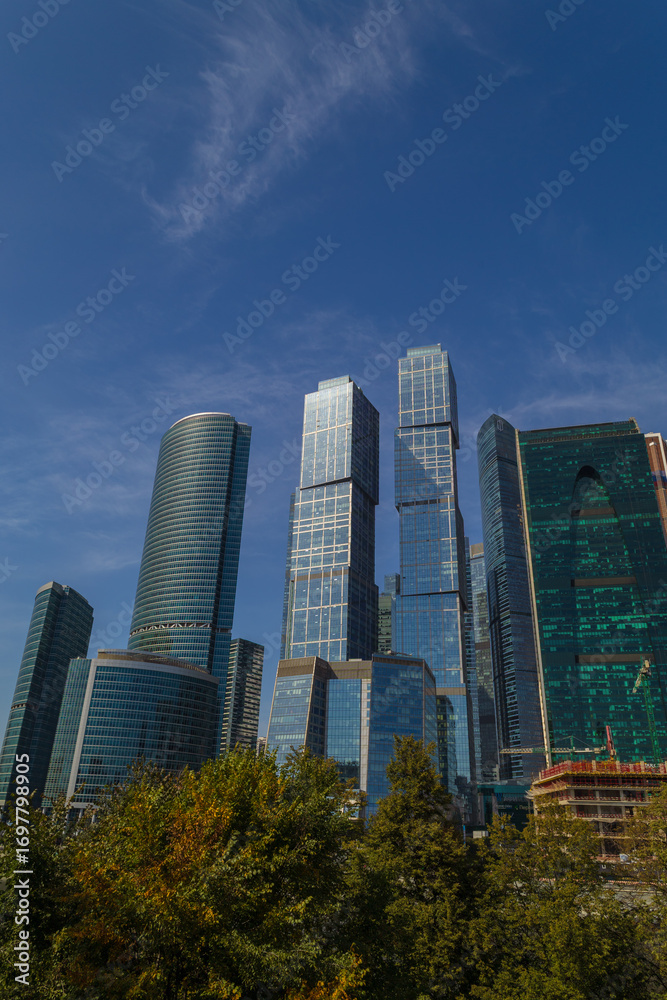 Obraz premium High-rise buildings and skyscrapers on a sunny summer day.