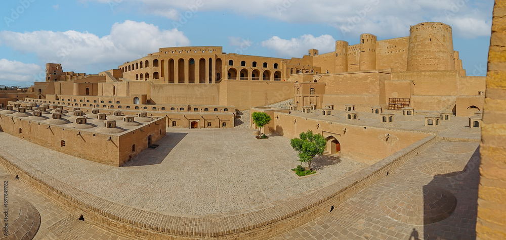 Φωτογραφία Herat, Afghanistan - 3rd biggest city of Afghanistan and with a strong Persian i