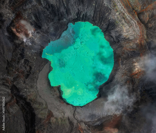 Foto Aerial drone view of green volcanic crater lake inside Poás Volcano in Costa Ric