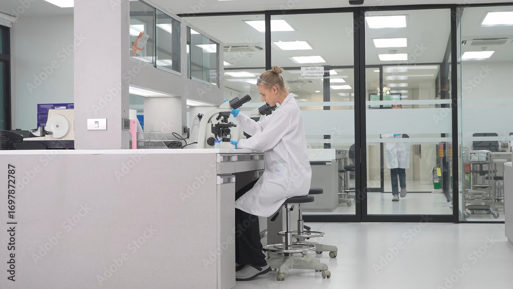 Obraz premium Scientist examines samples in modern laboratory setting during working hours