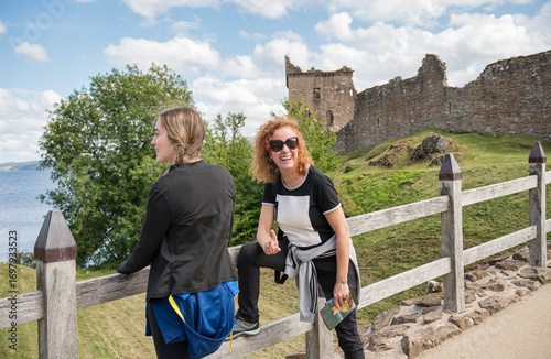 Foto Smiling middle-aged woman and her 17-year-old daughter enjoying a sunny visit to