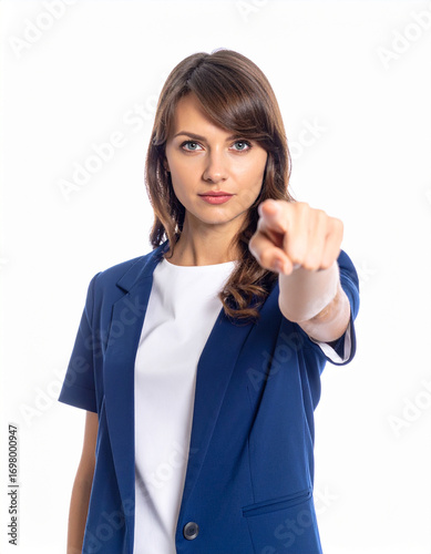 Mujer ejecutiva trabajadora señalando con el dedo gesto de autoridad liderazgo confianza profesionalismo empoderamiento igualdad laboral mujer de negocios Día Internacional de la Mujer