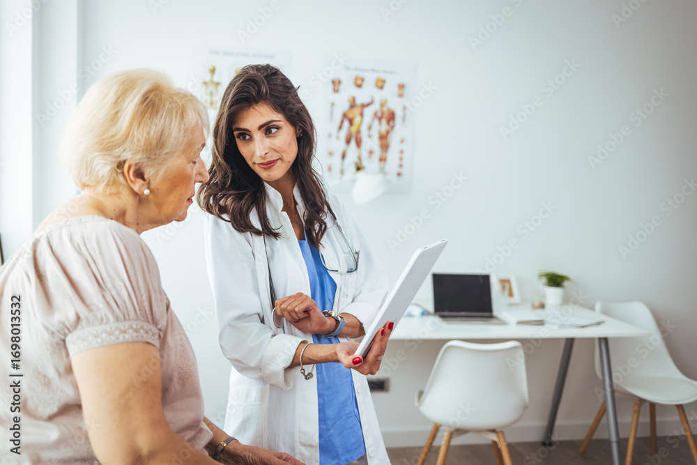 Obraz premium Doctor Consulting Senior Patient in Modern Medical Office