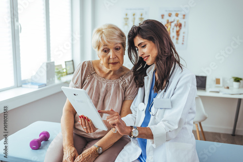 Foto Doctor Discussing Medical Information with Elderly Woman in Clinic Setting