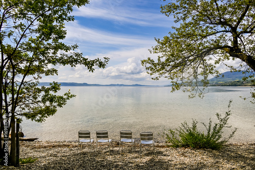 Bevaix, Cortaillod, Neuenburgersee, Seeufer, La Pointe du Grain, Uferweg, Strand, Naturschutz, Ausflugsziel, Stühle, Frühling, Neuenburg, Schweiz