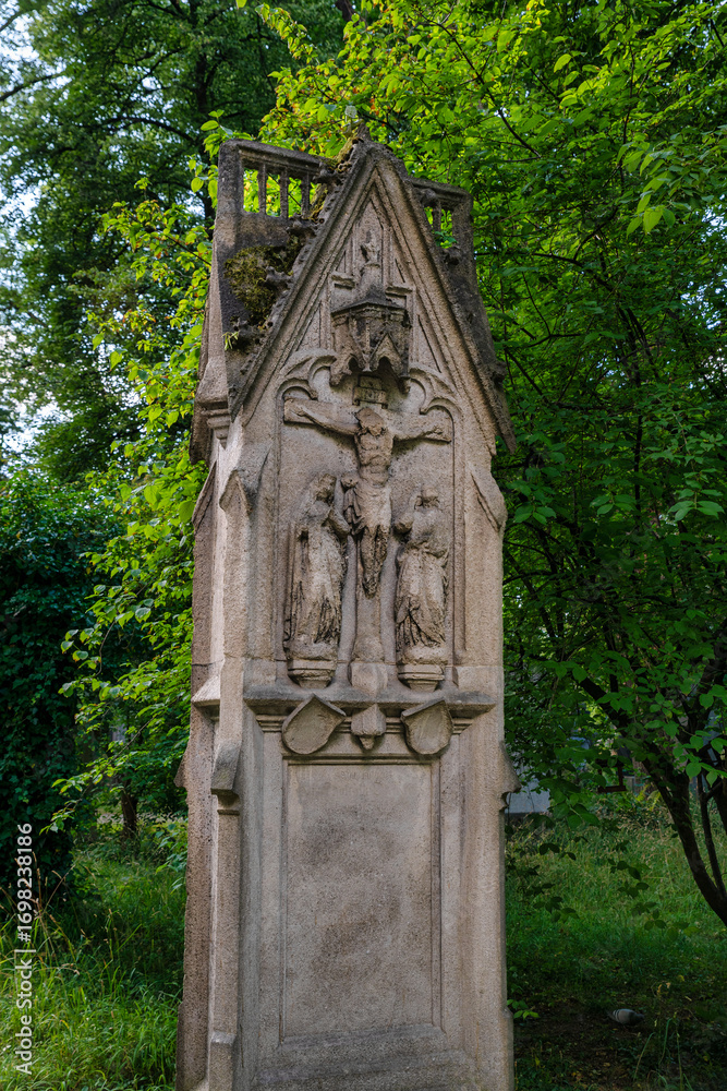Fototapeta premium schöner alter Grabstein mit einer Bibelszene Alter Südfriedhof München
