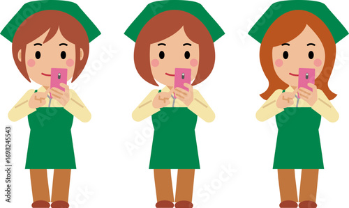 スマホを操作する緑エプロンの若い女性