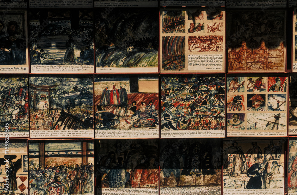 Obraz premium Alte, aneinandergereihte Tafeln in den tropischen Gärten von Monte auf Madeira