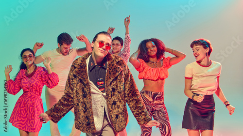 Φωτογραφία Man in leopard coat posing with friends on disco stage