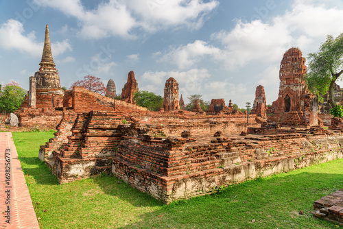 Photos Scenic ruins of the Wat Mahathat in Ayutthaya, Thailand