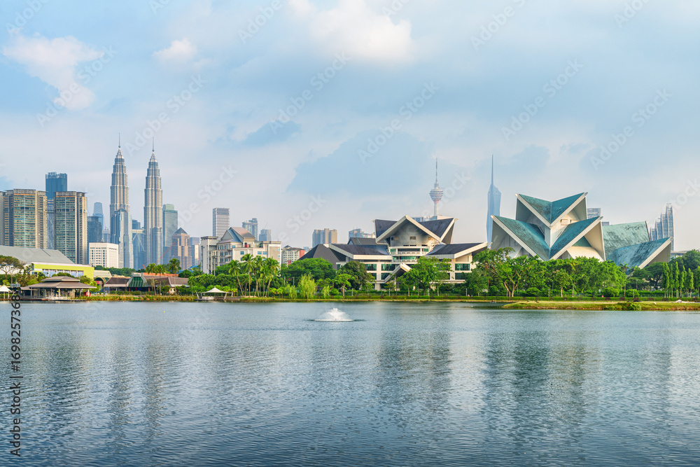 Naklejka premium Awesome Kuala Lumpur skyline. Scenic lake and fountains