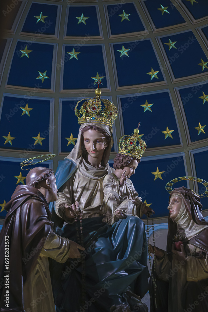 Fototapeta premium Our Lady of The Holy Rosary Catholic Religious statue