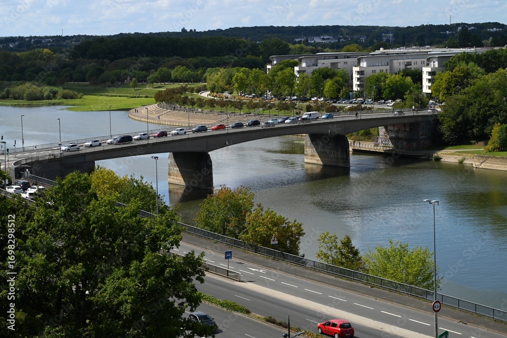 Voitures sur le pont de La Basse Chaîne traversant le fleuve La Maine à Angers Voitures sur le pont de La Basse Chaîne traversant le fleuve La Maine à Angers
