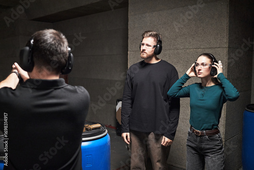 Canvas Print Caucasian young adult man and Caucasian young adult woman standing at indoor sho