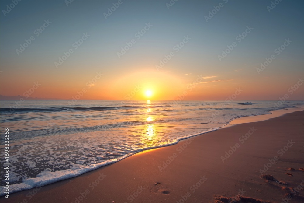 Obraz premium Scenic sunset over calm ocean waves