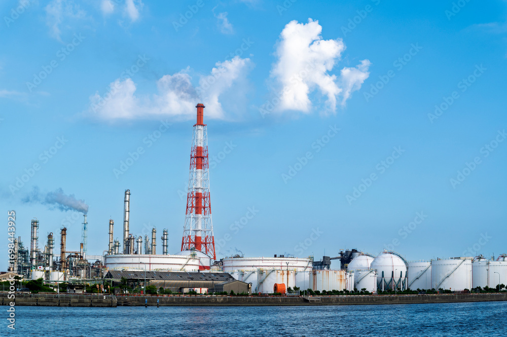 Obraz premium equipment of gas oil refining plant in Japan industrial factory area with blue sky background view, Shizuoka, Japan.