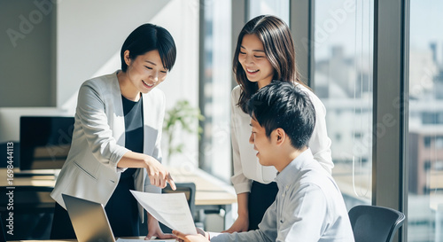 Wallpaper Mural オフィスで仕事の打ち合わせをするビジネスマン Torontodigital.ca